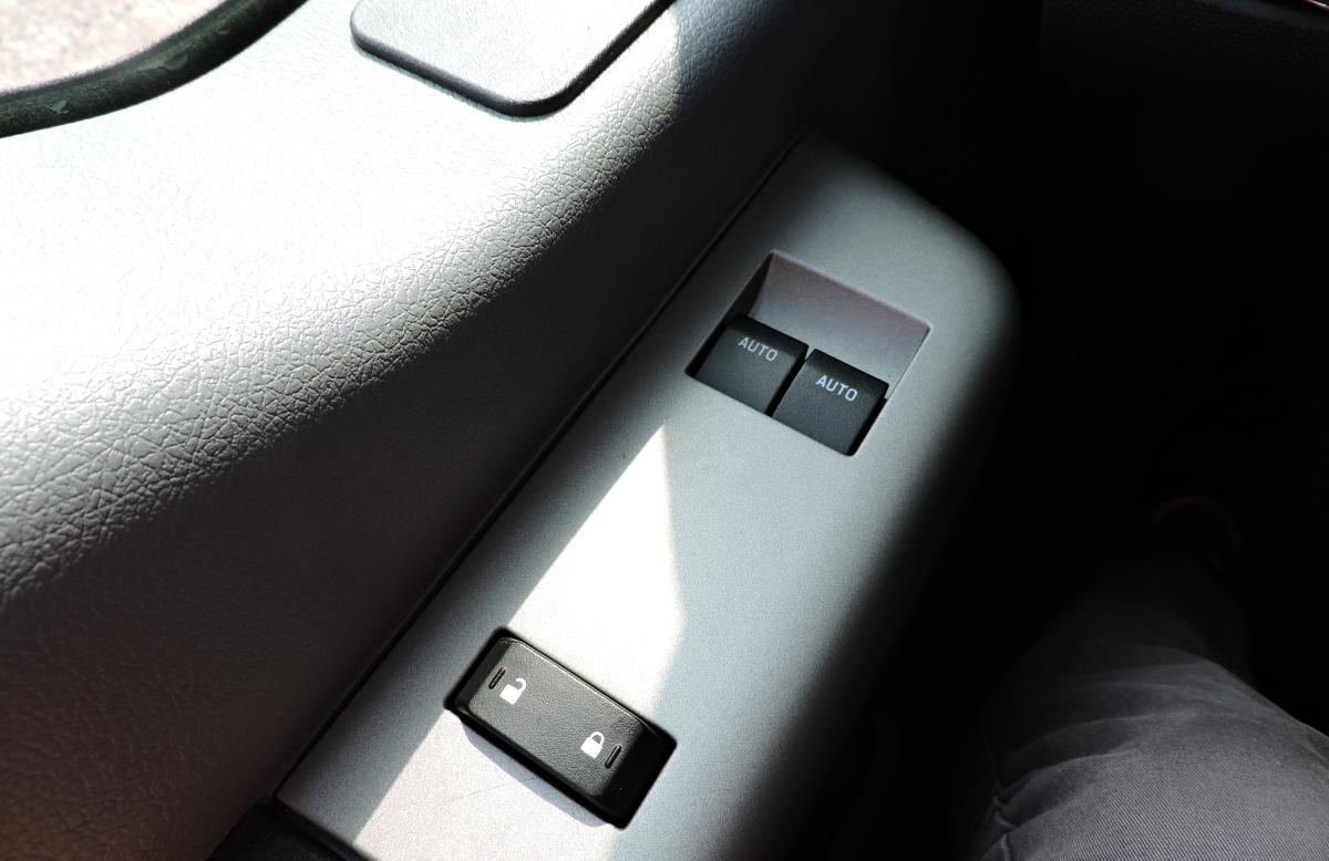 Elliott L65R, 2025 Ford F750, power controls on interior door